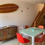 Sea View Terrace, Beach 30M, Parking Available, Air Conditioning דירה נאזרה